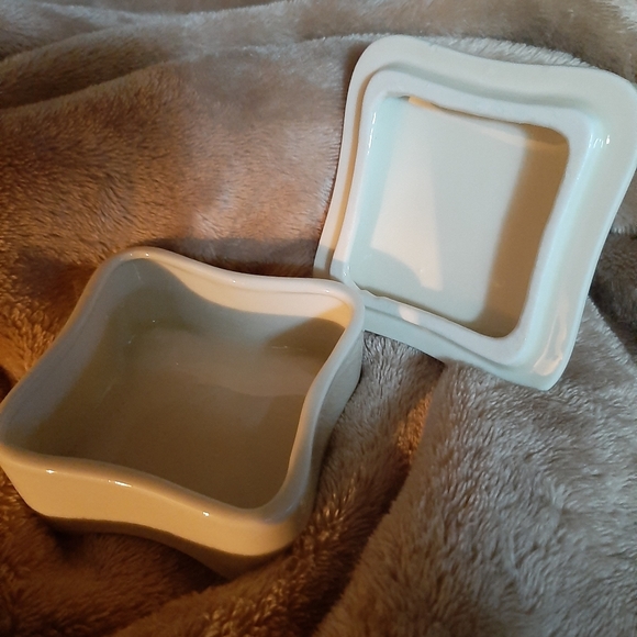 Adorable keepsake box with kitty - Picture 2 of 2